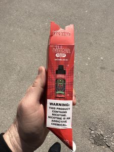 Primer elektronske cigarete ki jo uporabljajo mladi 1 225x300 - Prepoved arom bo uporabnike elektronskih cigaret pahnila nazaj h kajenju, na črni trg ali k me&scaron;anju lastnih tekočin - sporočilo za javnost