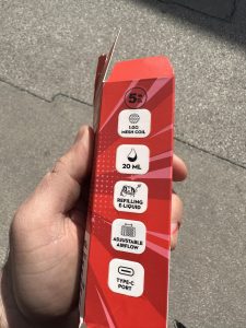 Primer elektronske cigarete ki jo uporabljajo mladi 2 225x300 - Prepoved arom bo uporabnike elektronskih cigaret pahnila nazaj h kajenju, na črni trg ali k me&scaron;anju lastnih tekočin - sporočilo za javnost