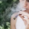 Elektronska cigareta dvakrat učinkovitejša pri opuščanju kajenja kot registrirani pripomočki