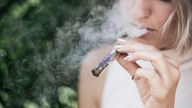 Elektronska cigareta dvakrat učinkovitejša pri opuščanju kajenja kot registrirani pripomočki