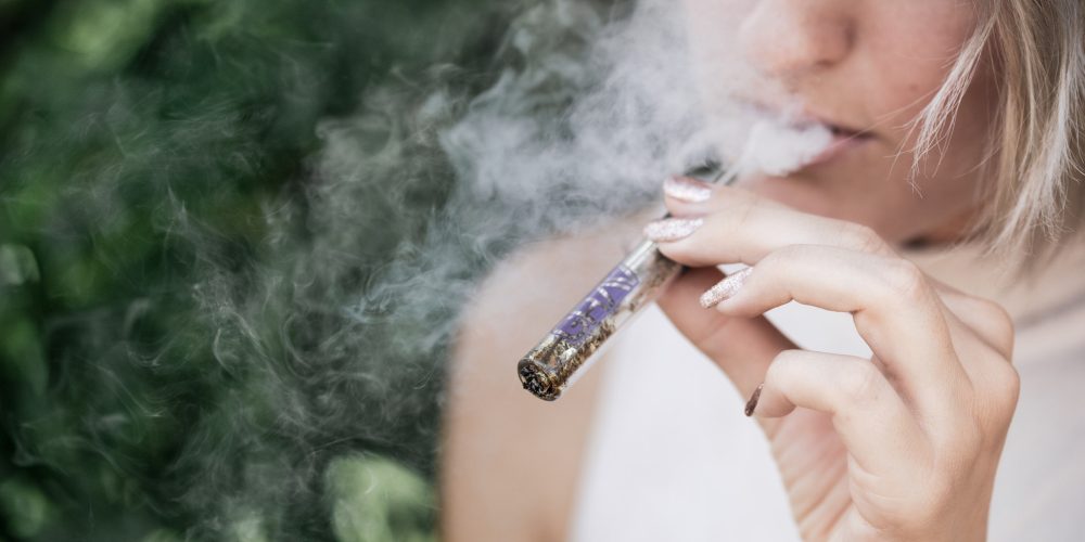 Elektronska cigareta dvakrat učinkovitejša pri opuščanju kajenja kot registrirani pripomočki