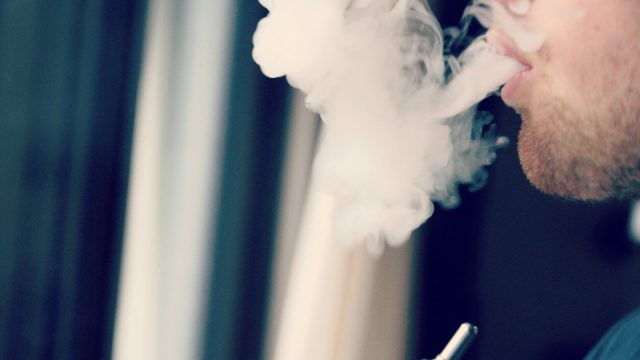 Clearing the Air – Celovit pregled trenutno obstoječih dokazov o škodljivostih in ugodnostih, ki ji prinaša e-cigareta za javno zdravje
